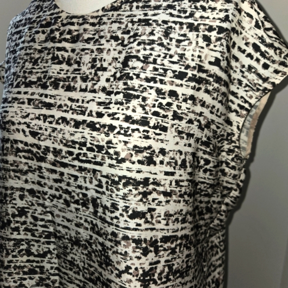 MM Lafleur Gray and White Boxy Cap Sleeve Blouse